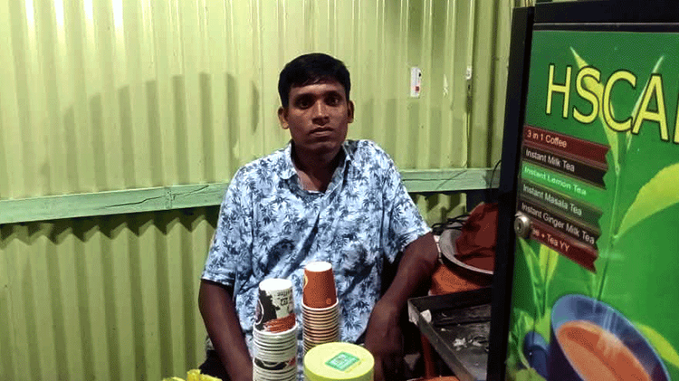 পাঠাগারটির উদ্যোক্তা তৌফিকুর রহমান খোকন। ছবি: আজকের পত্রিকা