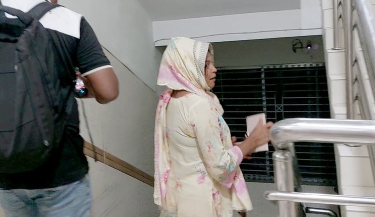 শেরপুর পাসপোর্ট অফিসের সহকারী পরিচালক রুস্তম আলীর অফিসের বাসভবনে থাকা নারী। ছবি: আজকের পত্রিকা