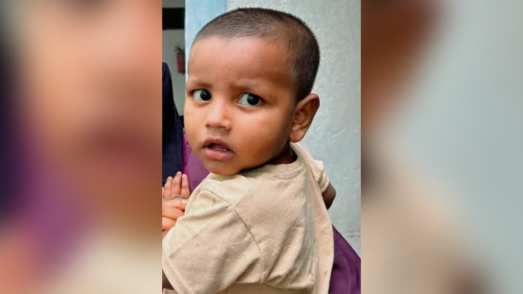 ঝড়-বৃষ্টির মধ্যে নির্জন রাস্তায় বসে ছিল দেড় বছরের শিশু
