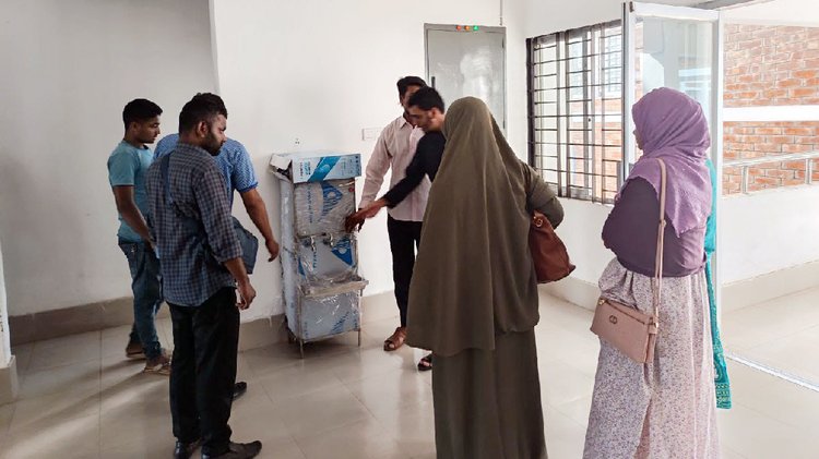 বিশুদ্ধ পানির সংকট নিরসনে পানির ফিল্টার স্থাপন। ছবি: আজকের পত্রিকা