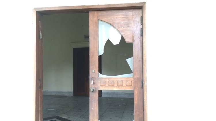 সিরাজগঞ্জে রবীন্দ্র কাছারি বাড়িতে হামলা-ভাঙচুর। ছবি: সংগৃহীত