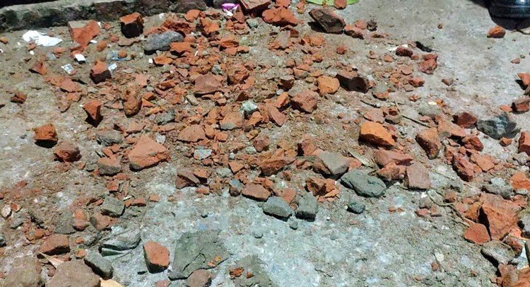 ঘটনাস্থলের বিভিন্ন স্থানে পড়ে থাকা ইট-পাটকেল। ছবি: আজকের পত্রিকা