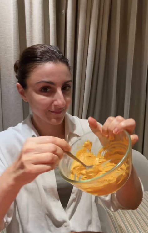 প্যাক তৈরি করছেন সোহা আলী খান। ছবি: ইনস্টাগ্রাম ভিডিও থেকে