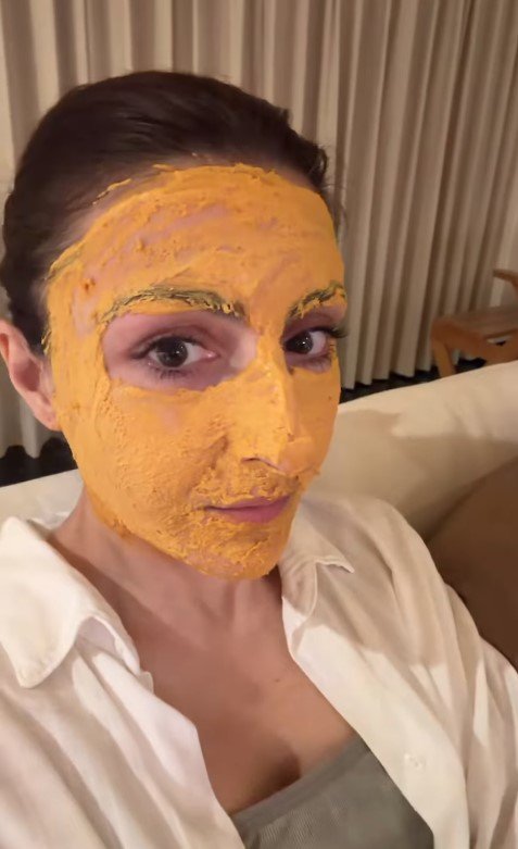 মুখে প্যাক লাগানো অবস্থায়।