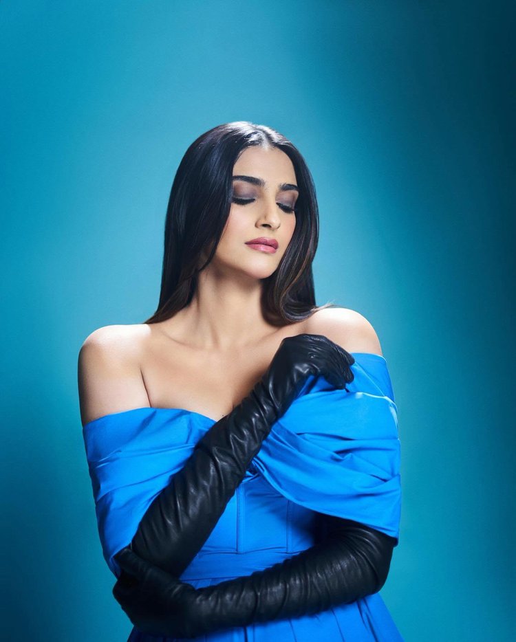 সোনম কাপুরের চুলের যত্নের রুটিনের প্রথম ধাপ হলো মাথার ত্বকে তেল ম্যাসাজ। ছবি: ফেসবুক