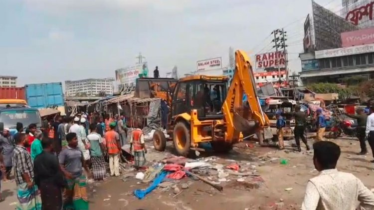 উচ্ছেদ অভিযান। ছবি: আজকের পত্রিকা