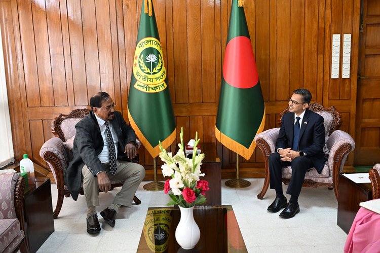 জাতীয় সংসদের স্পিকার হাফিজ উদ্দিন আহমদের সঙ্গে আজ সাক্ষাৎ করেছেন ঢাকায় নিযুক্ত ভারতের বিদায়ী হাইকমিশনার প্রণয় ভার্মা। ছবি: সংসদ সচিবালয়