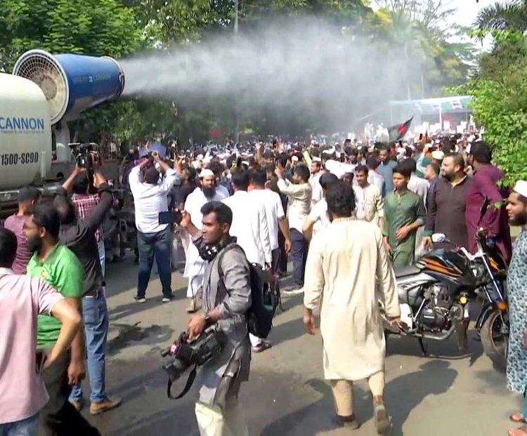 আওয়ামী লীগ নিষিদ্ধের দাবিতে শুরু হওয়া আন্দোলনে শীতল পানির ফোঁয়ারা ছিটানো হচ্ছে ঢাকা সিটি করপোরেশনের গাড়ি থেকে। ছবি: সংগৃহীত