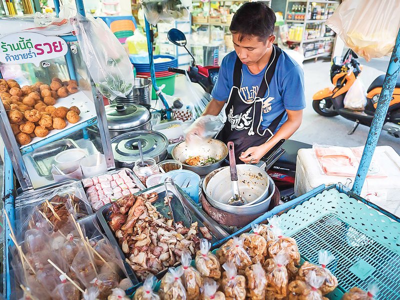 Street_food_vendor_Ayutthaya-photo-wiki