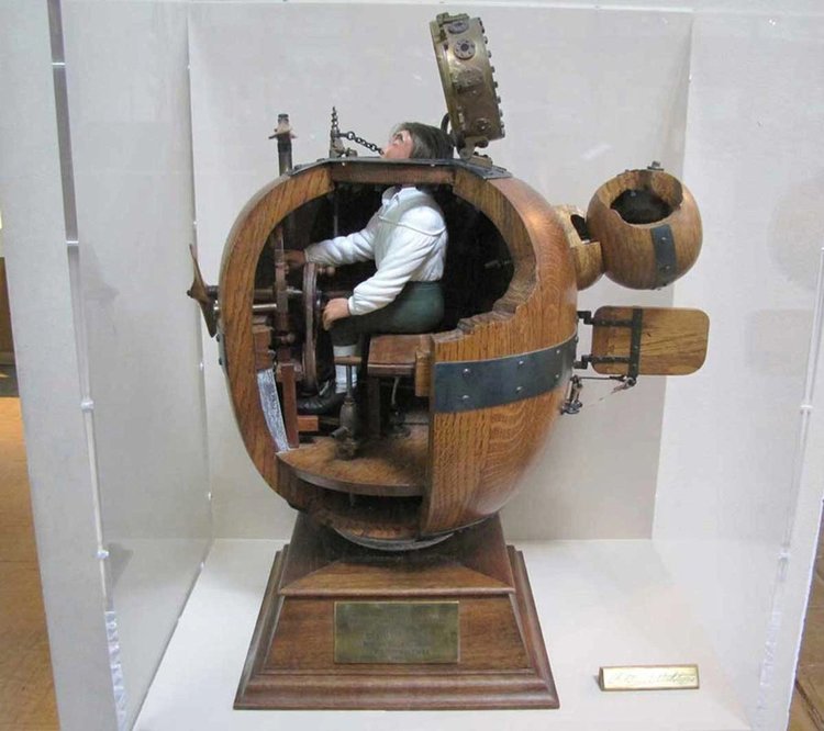 রুশ সম্রাট পিটার দ্য গ্রেটের আদেশে প্রথম সামরিক সাবমেরিন তৈরি করেন ইয়েফিম নিকোনভ।