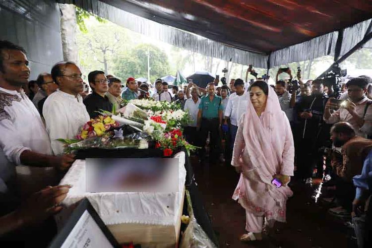 সৈয়দ মনজুরুল ইসলামকে শ্রদ্ধা জানাতে আসেন পরিবেশ উপদেষ্টা সৈয়দা রিজওয়ানা হাসান। ছবি: আজকের পত্রিকা