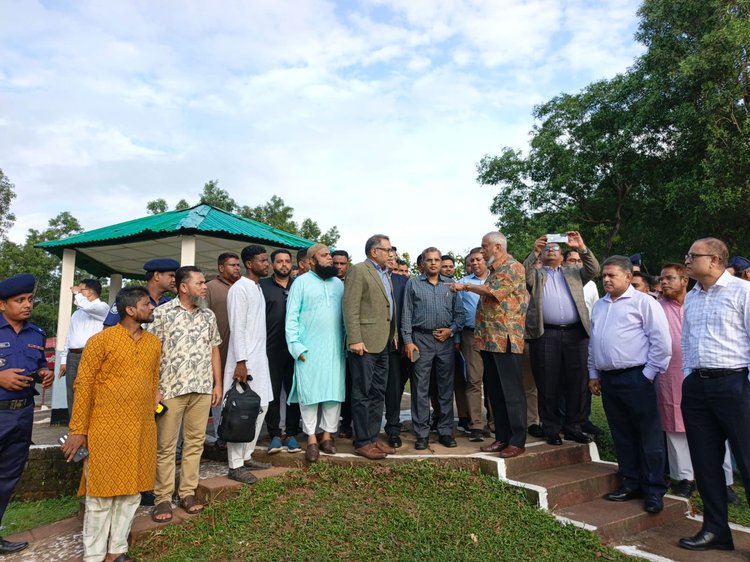 রেল সচিবসহ সংশ্লিষ্ট ঊর্ধ্বতন কর্মকর্তাদের নিয়ে জাফলং পরিদর্শন করেন শ্রম ও কর্মসংস্থান এবং প্রবাসীকল্যাণ ও বৈদেশিক কর্মসংস্থানমন্ত্রী আরিফুল হক চৌধুরী। ছবি: আজকের পত্রিকা