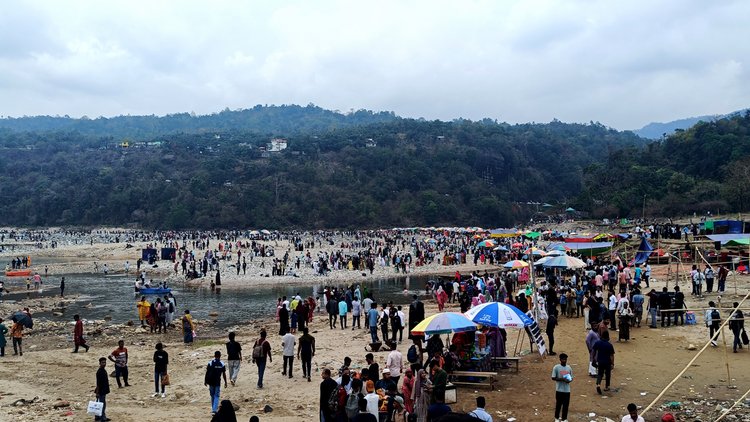 পর্যটনকেন্দ্রগুলোয় ভিড়। ছবি: আজকের পত্রিকা