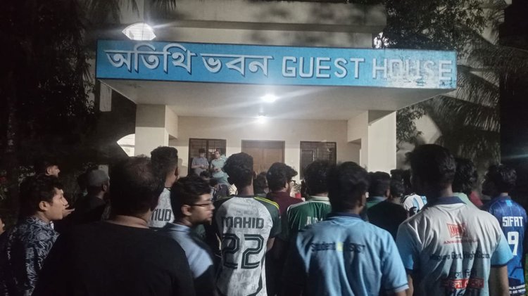 এ ঘটনার প্রতিবাদে এবং অভিযুক্তদের বিচারের দাবিতে রাত ৩টার দিকে উপাচার্যের বাসভবনের সামনে অবস্থান নেন শিক্ষার্থীরা। ছবি: আজকের পত্রিকা