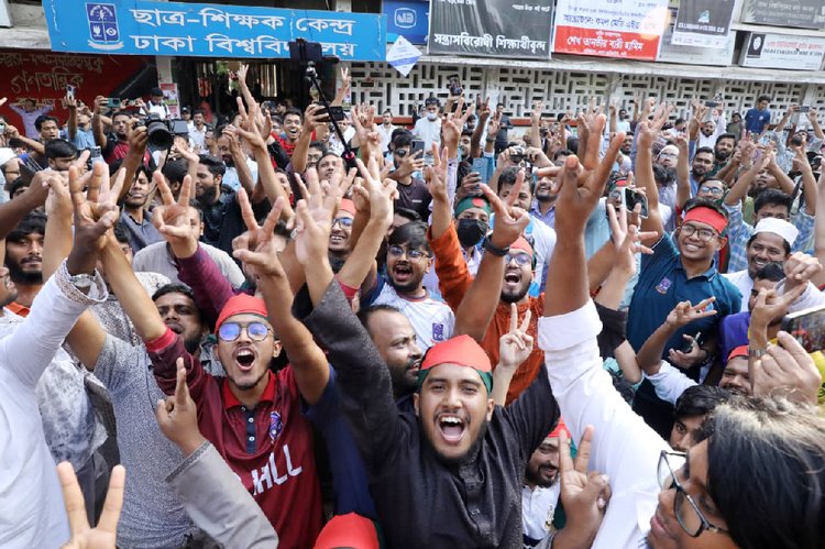 শেখ হাসিনার মৃত্যুদণ্ড ঘোষণার পর টিএসসিতে উল্লাস। ছবি: আজকের পত্রিকা