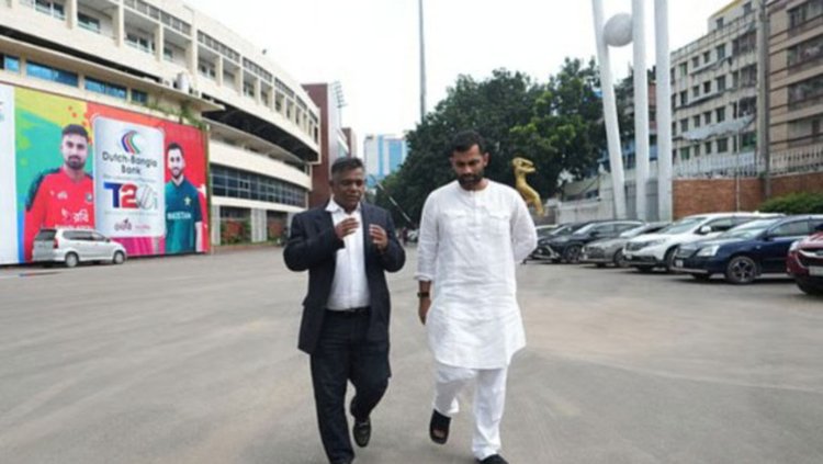 তামিম ইকবাল আর আমিনুল ইসলাম বুলবুল আজ ভোট দিতে গেলেন এক সঙ্গে। ছবি: বিসিবি