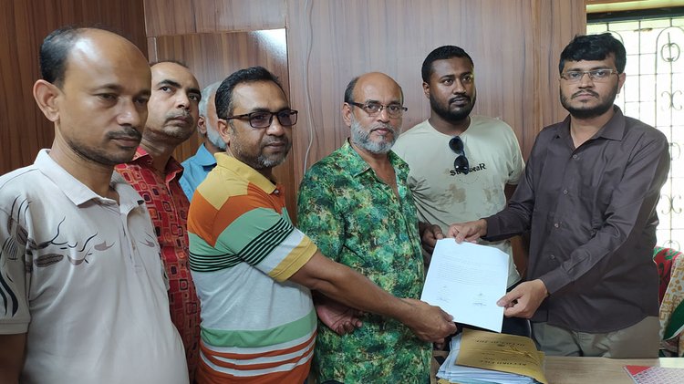 গোপালপুর পৌর শহরের সূতি বাজারে চাঁদাবাজ ও কিশোর গ্যাংয়ের উৎপাত বন্ধের দাবিতে ব্যবসায়ীরা আজ রোববার উপজেলা পরিষদ ঘেরাও করেন। সেখানে বিক্ষোভ সমাবেশ শেষে তাঁরা উপজেলা নির্বাহী অফিসারের কাছে স্মারকলিপি পেশ করেন। ছবি: আজকের পত্রিকা