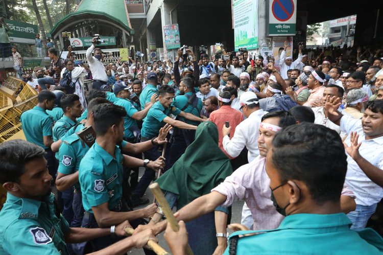 এমপিওভুক্তির দাবিতে নন-এমপিও শিক্ষকদের অবস্থান কর্মসূচি। ছবি: আজকের পত্রিকা