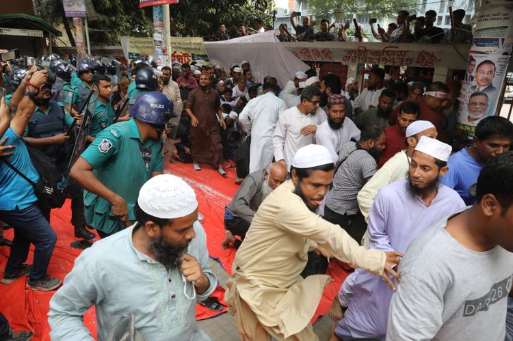 এমপিওভুক্তির দাবিতে নন-এমপিও শিক্ষকদের অবস্থান কর্মসূচি। ছবি: আজকের পত্রিকা