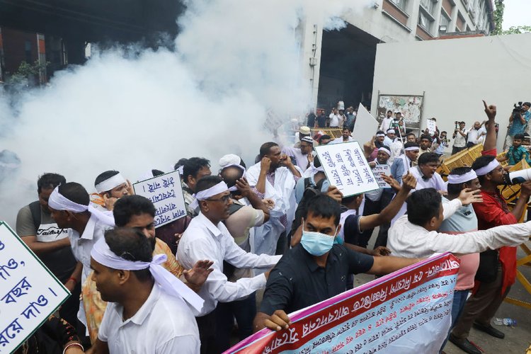 শিক্ষকদের কর্মসূচিতে সাউন্ড গ্রেনেড নিক্ষেপ। ছবি: আজকের পত্রিকা