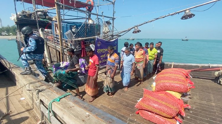 আটক ব্যক্তিরা। ছবি: সংগৃহীত