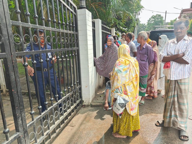 রাষ্ট্রপতি মির্জা ফখরুল ইসলাম আলমগীরের সাক্ষাতের আশায় তাঁর বাড়ির সামনে সাধারণ মানুষের ভিড়। ছবি: আজকের পত্রিকা