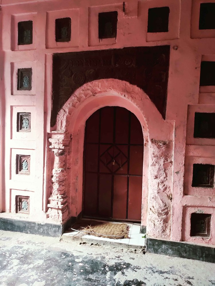 ভেড়ভেড়ী গ্রামের প্রায় ৫০০ বছর পুরোনো চাঁদখোসাল জামে মসজিদের একাংশ। ছবি: লেখক