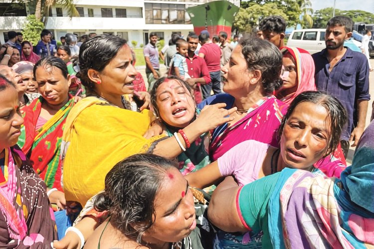 শিপইয়ার্ডে জাহাজভাঙার কাজ করতে গিয়ে বিষাক্ত গ্যাসে মারা যাওয়া এক কর্মীর বাড়িতে মাতম। গতকাল সীতাকুণ্ড উপজেলার ভাটিয়ারী এলাকায়। ছবি: এএফপি