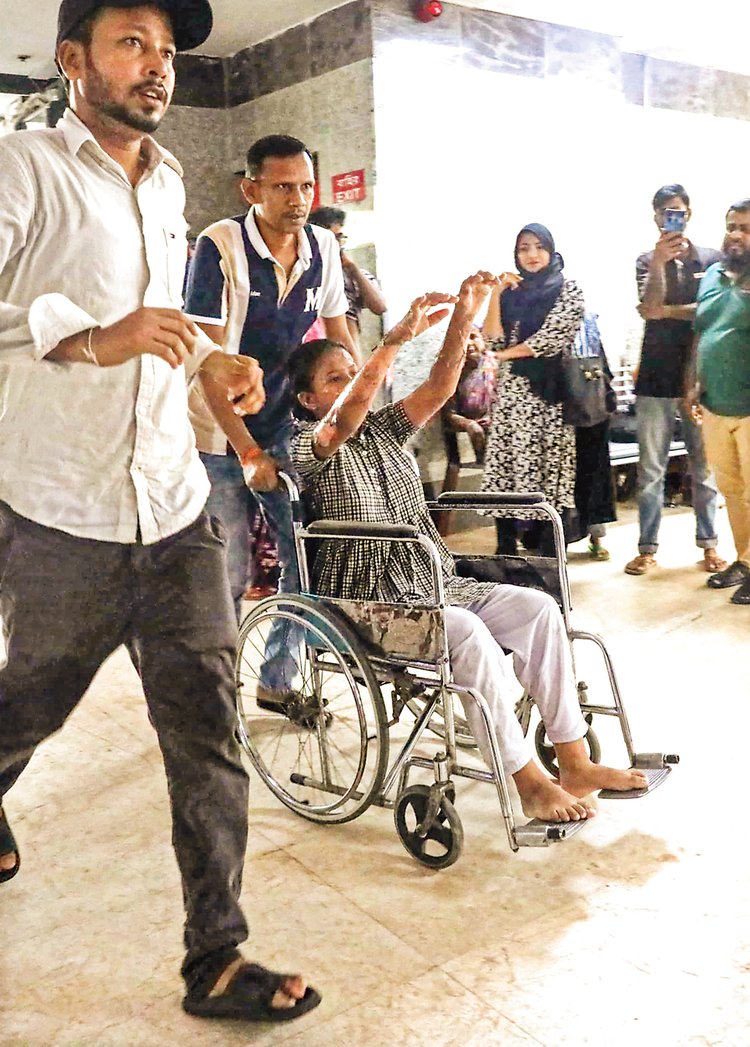 আহতদের ঢাকার বিভিন্ন হাসপাতালে নেওয়া হয়েছে। গতকাল জাতীয় বার্ন ও প্লাস্টিক সার্জারি ইনস্টিটিউটে। ছবি: আজকের পত্রিকা