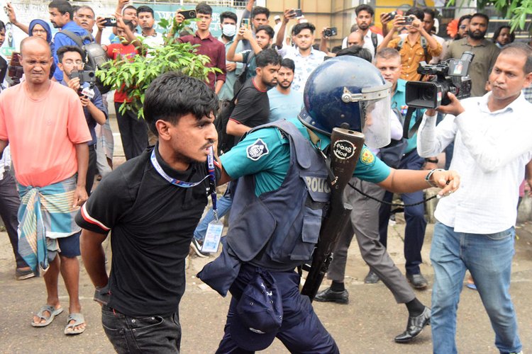 সড়ক থেকে শিক্ষার্থীদের সরিয়ে দিতে চেষ্টা করে পুলিশ। ছবি: আজকের পত্রিকা