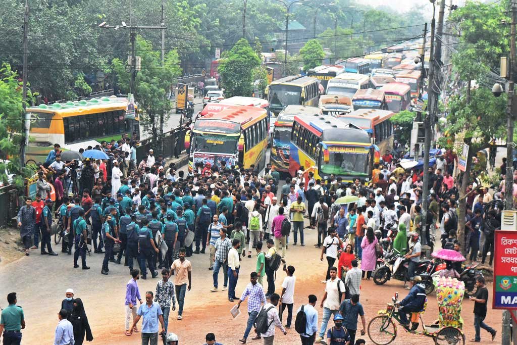 আলটিমেটাম দিয়ে ৯ ঘণ্টা পর সড়ক ছাড়লেন ইউআইইউ শিক্ষার্থীরা