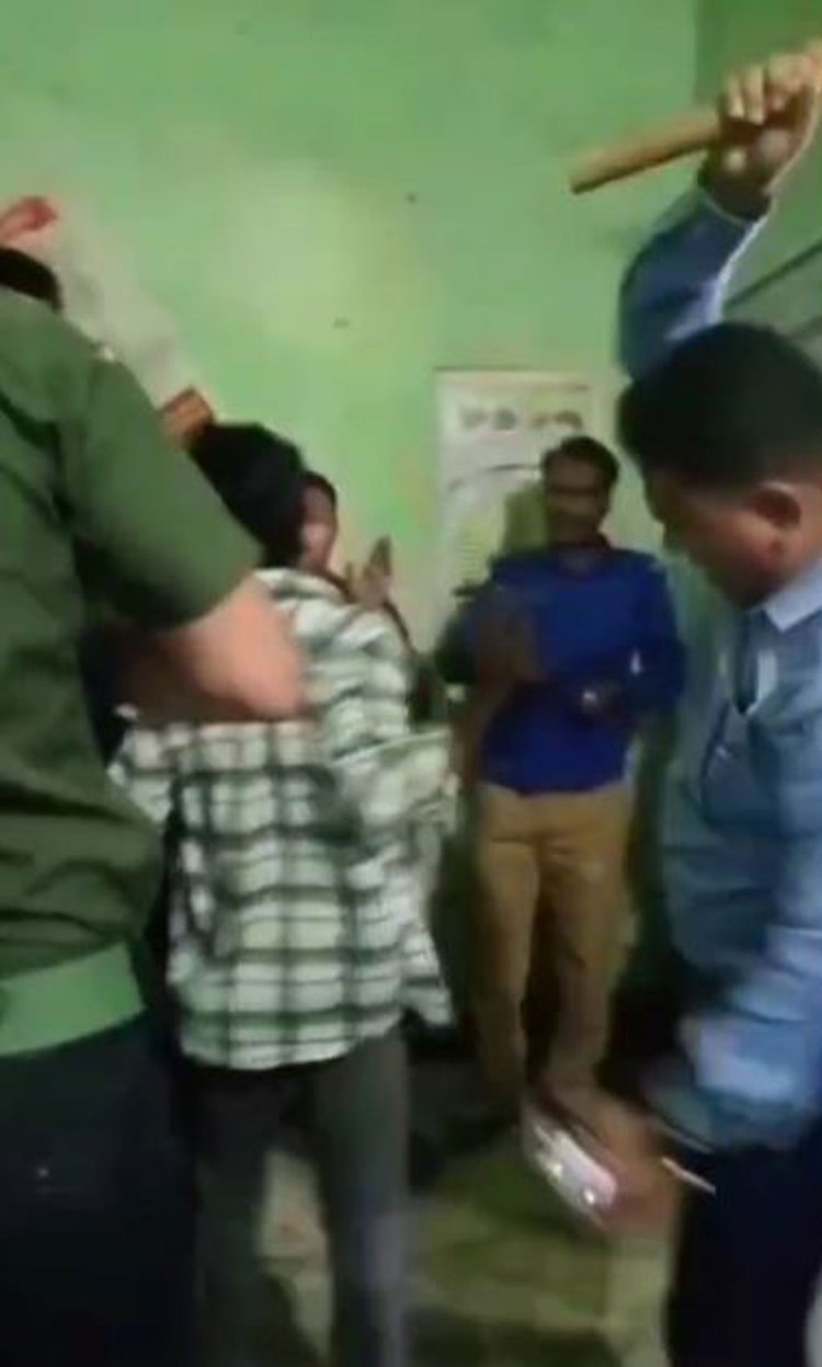 শিশুকে লাঠি দিয়ে পেটাচ্ছেন ইউএনও। ছবি: ভিডিও থেকে