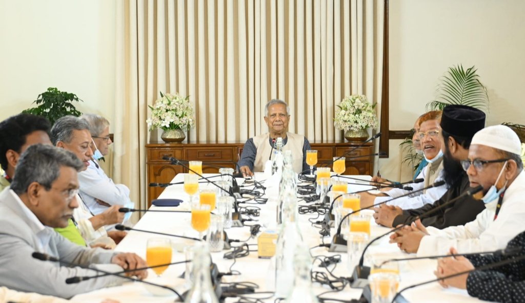 ‘ফ্যাসিবাদবিরোধী ঐক্য’ সংহত করতে ৪ দলের সঙ্গে প্রধান উপদেষ্টার জরুরি বৈঠক