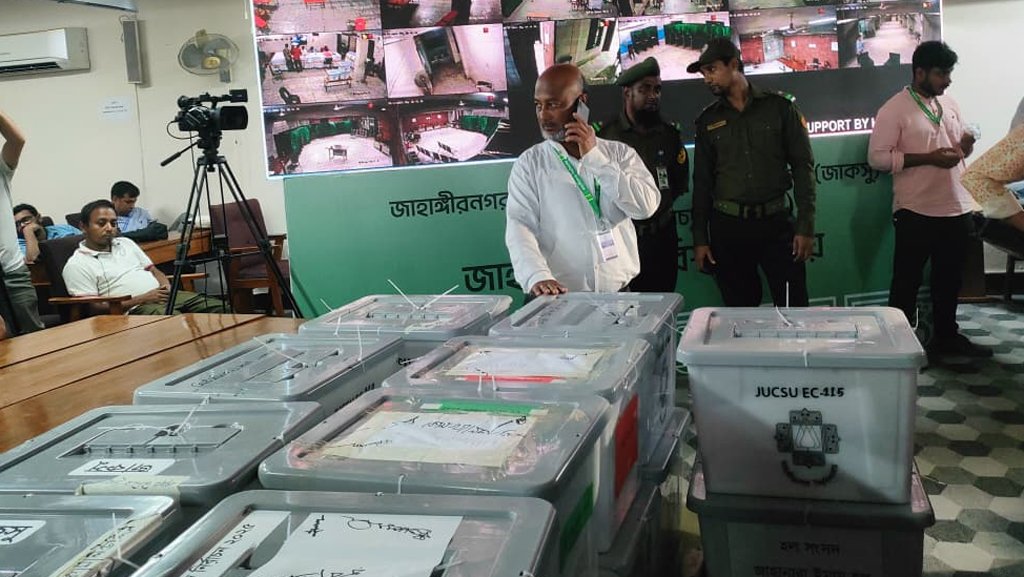 জাকসুর কার্যক্রম পরিচালনা করতে এসে এক শিক্ষকের মৃত্যু
