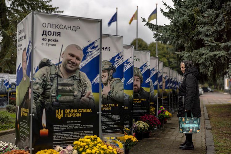 সারি সারি করে সাজানো ইউক্রেনের হশচা শহরের নিহতদের ছবি: রয়টার্স