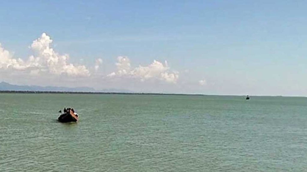নাফ নদী থেকে ৪ জেলেকে অপহরণ
