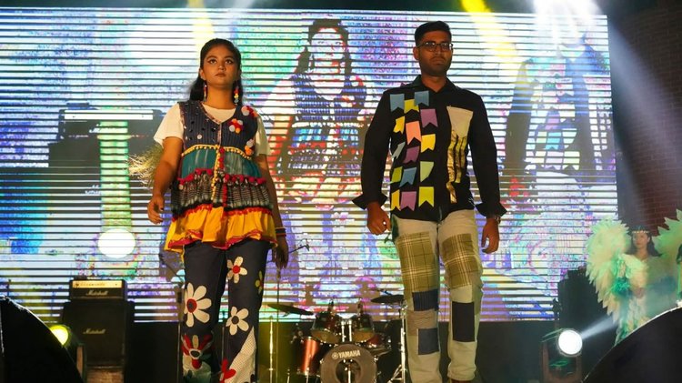 ট্র্যাশন শোতে পারফরম করছেন সাকিব ও নিঝুম। ছবি: সংগৃহীত