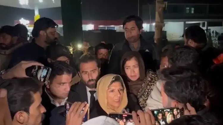 ২৫ নভেম্বর রাওয়ালপিন্ডির আদিয়ালা কারাগারের বাইরে পিটিআইয়ের বিক্ষোভের সময় ইমরান খানের বোন আলীমা খান সাংবাদিকদের সঙ্গে কথা বলেন। ছবি: এক্স/পিটিআই