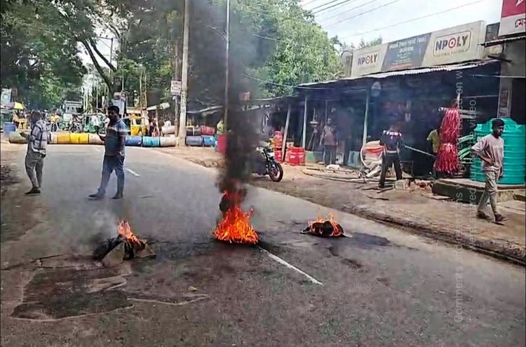 যুবদল নেতা মাকসুদুল হক চৌধুরী মাসুদ হত্যার ঘটনায় দলীয় নেতাকর্মীরা কাপ্তাই সড়ক অবরোধ করেন। ছবি: আজকের পত্রিকা
