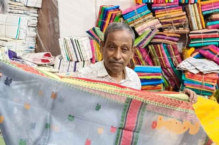 পশ্চিমবঙ্গের শাড়ি ব্যবসায়ীদের বছরের পর বছর ধরে ক্ষতির পর, এ উৎসব মৌসুমে বিক্রি বেড়েছে। ছবি: আল জাজিরা
