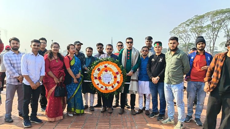 পাঠকবন্ধু কেন্দ্রীয় সদস্যদের সঙ্গে ডিআইইউ শাখার সদস্যরা। ছবি: পাঠকবন্ধু