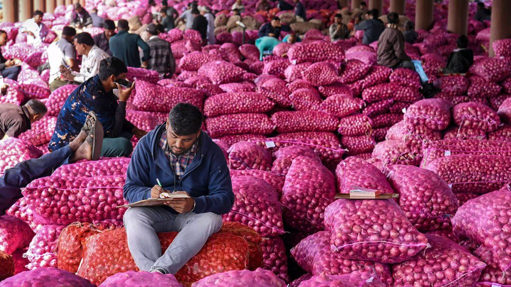 চার গুণ বাড়িয়ে পেঁয়াজ আমদানি দৈনিক ৬ হাজার টন
