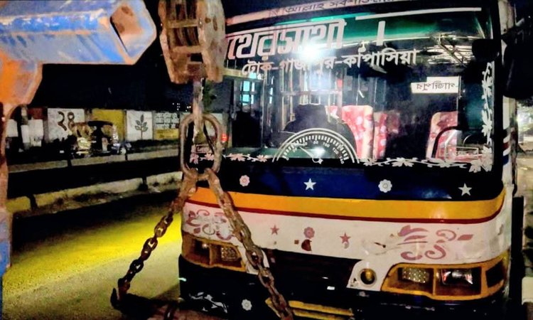পুলিশ কর্মকর্তা ও তাঁর স্ত্রীকে চাপা দেওয়া বাস। ছবি: আজকের পত্রিকা