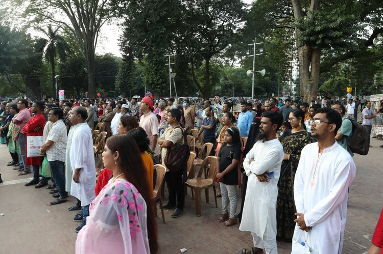আজ শুক্রবার কেন্দ্রীয় শহীদ মিনারে বিকেল সাড়ে ৪টায় অনুষ্ঠিত হয় উদীচী শিল্পীগোষ্ঠীর ৫৭তম প্রতিষ্ঠাবার্ষিকী। ছবি: আজকের পত্রিকা