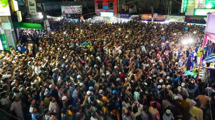 পদযাত্রা অনুষ্ঠানে উপস্থিত জনতার একাংশ। ছবি: আজকের পত্রিকা