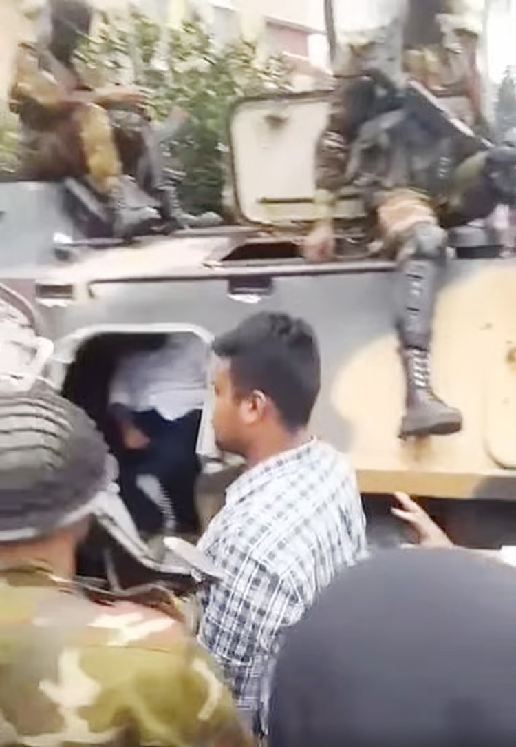 সেনাবাহিনীর সাঁজোয়া যানের দিকে যাচ্ছেন এনসিপির নেতা হাসনাত আবদুল্লাহ। ছবি: ভিডিও থেকে নেওয়া