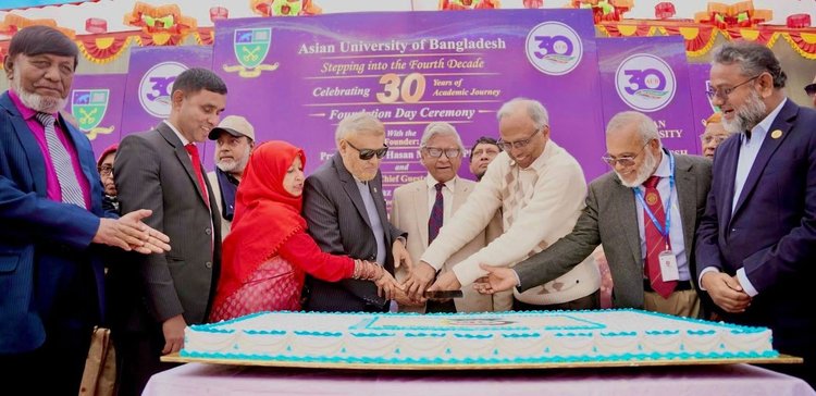 এশিয়ান ইউনিভার্সিটির ৩০তম প্রতিষ্ঠাবার্ষিকী উপলক্ষে কেক কাটছেন আমন্ত্রিত অতিথিরা।