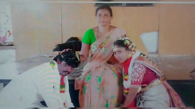 তেজেস্বর-ঐশ্বর্যের বিয়ের দিনে তাঁদের আশীর্বাদ করছেন ঐশ্বর্যের মা সুজাতা। ছবি: সংগৃহীত