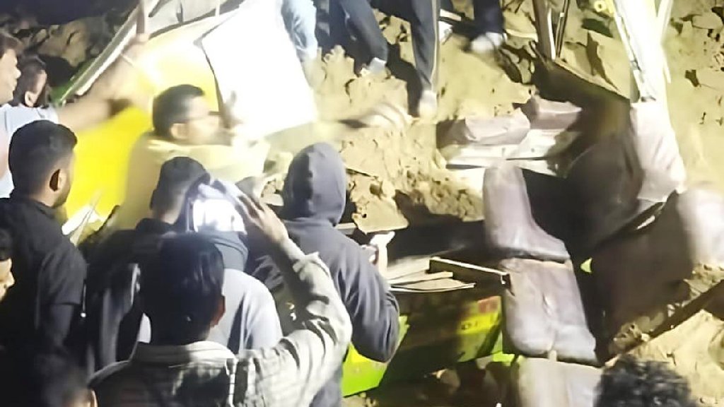 হিমাচল প্রদেশে ভূমিধসে বাস চাপা পড়ে ১৫ যাত্রীর মৃত্যু