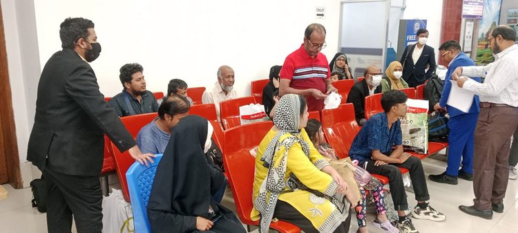 আজ মঙ্গলবার ইরানপ্রবাসী ২৮ বাংলাদেশি পাকিস্তানের করাচী হয়ে ঢাকায় অবতরণ করেন। ছবি: আজকের পত্রিকা